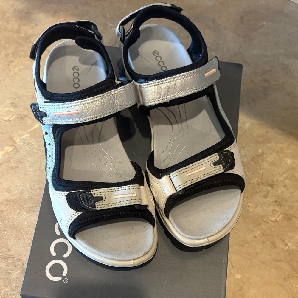 Ecco Two-Tone Casual Sandals